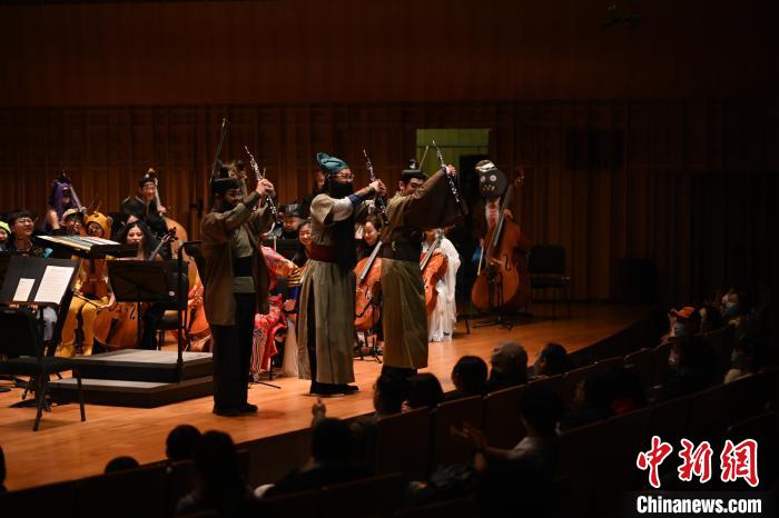 圖為“劉備、關(guān)羽、張飛”亮相音樂會?！∥靼步豁憳穲F供圖