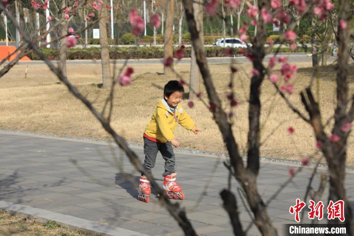 小朋友公園里玩耍?！∴囆?攝