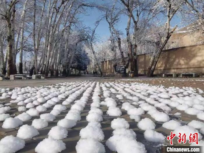 圖為春雪過后的莫高窟美不勝收?！≈鼙笕?攝