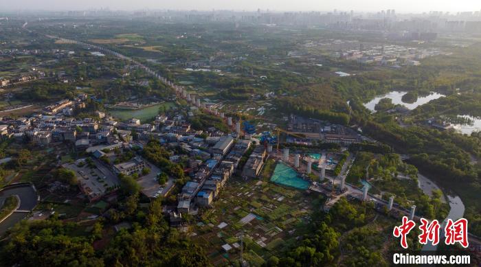 航拍正在建設(shè)中的成都至自貢高速鐵路成都段。　劉忠俊 攝