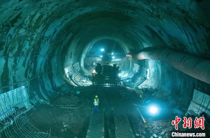 正在掘進(jìn)中的龍泉山1號隧道?！⒅铱?攝