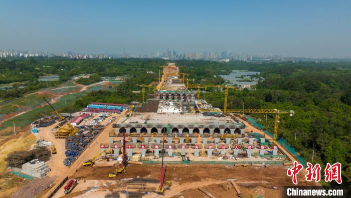 加緊施工建設(shè)的天府站多線橋?！⒅铱?攝