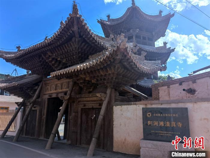 圖為集漢、藏、伊斯蘭風格于一體的700年歷史的全國重點保護文物——阿河灘清真寺?！埡ｖ?攝