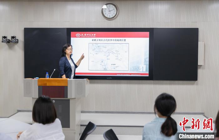 天津師范大學(xué)跨文化與世界文學(xué)研究院院長、教授郝嵐正在為同學(xué)們上課。　王在御 攝