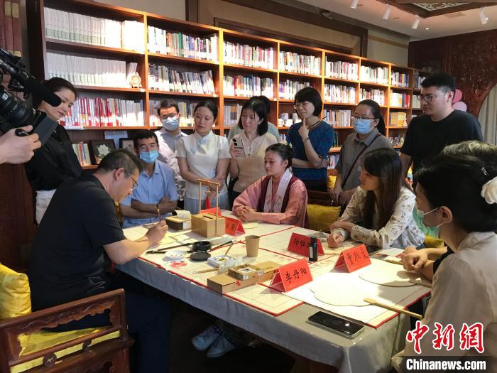 9月14日，“月動臨秋扇”中華傳統(tǒng)文化沉浸式體驗活動在北京紀曉嵐故居舉辦。 陳建新 攝 陳建新 攝