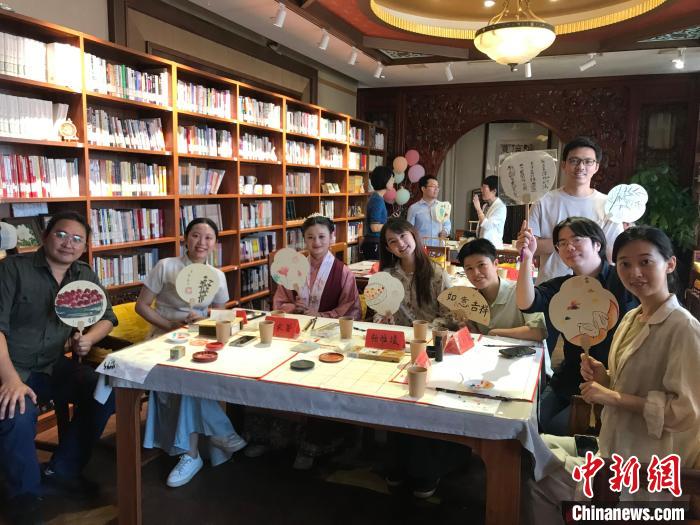 9月14日，“月動臨秋扇”中華傳統(tǒng)文化沉浸式體驗活動在北京紀曉嵐故居舉辦。陳建新 攝 陳建新 攝