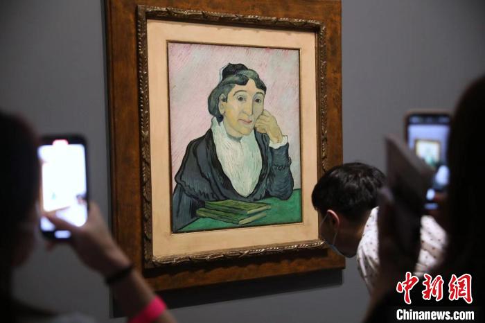 觀眾欣賞梵高畫作《阿爾勒婦女(吉努夫人肖像)》?！埡鄠?攝