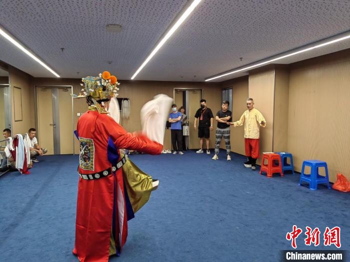 “天下第一團(tuán)”正在進(jìn)行練習(xí)?！±ド绞形捏w廣電和旅游局供圖