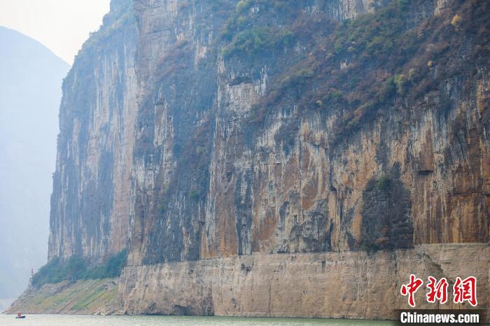 圖為瞿塘峽兩岸壯麗景致?！×簹J卿 攝
