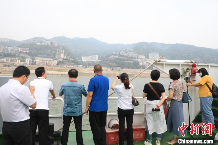 重慶市政協(xié)“同心聚力巴渝行”主題采訪團(tuán)15日走進(jìn)奉節(jié)，了解當(dāng)?shù)卣f(xié)委員護(hù)江成效?！×簹J卿 攝