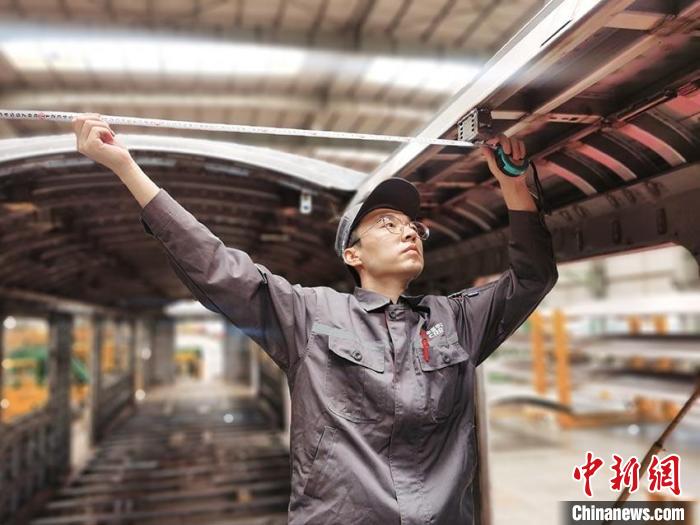 王漢卿在安裝車頂二次骨架吊。　受訪者供圖