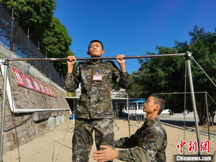 新兵尤云龍正在進行器械訓練?！●R濤 攝