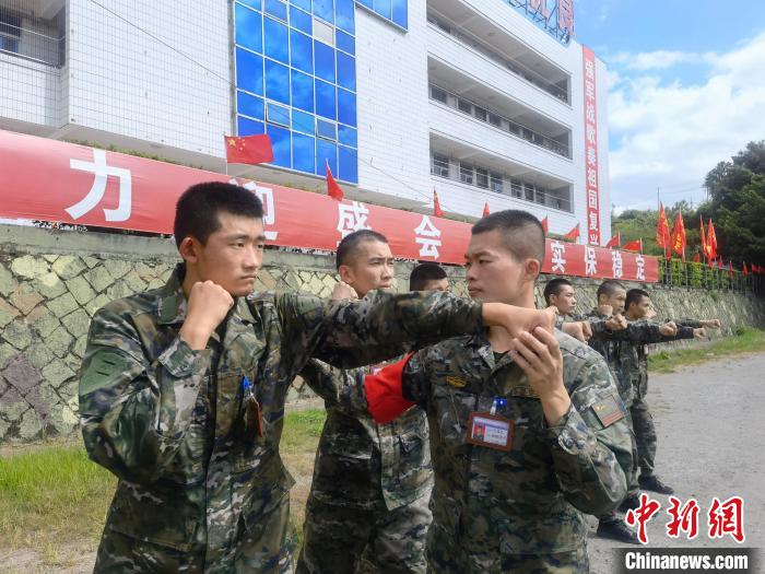 新兵尤云龍(左)不斷向一名合格軍人蛻變?！￡愴?攝