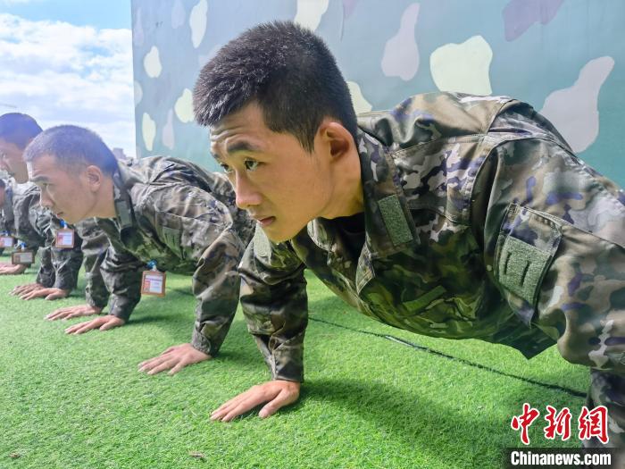 尤云龍正在和戰(zhàn)友進行體能訓練?！×志杆?攝