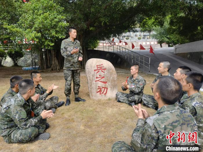 尤云龍為戰(zhàn)友講述父輩保家衛(wèi)國的故事?！＄姛樋?攝