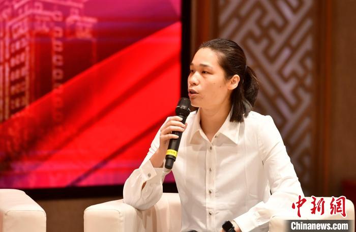 圖為林莉在福建師范大學(xué)分享會(huì)上發(fā)言。　呂明 攝