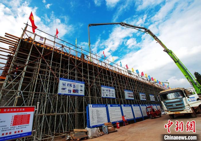 圖為渝昆高鐵云南段境內(nèi)首座大橋連續(xù)梁混凝土澆筑施工現(xiàn)場(chǎng)。　何呂鵬 攝