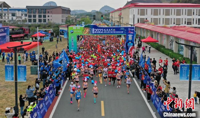 2022年龍虎山半程馬拉松鳴槍開跑。　劉志琨 攝