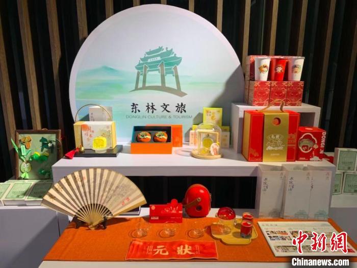 發(fā)展論壇現(xiàn)場(chǎng)展出的無錫城市文創(chuàng)作品?！O權(quán) 攝