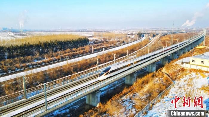 動(dòng)車(chē)組列車(chē)在運(yùn)行中。　哈鐵提供