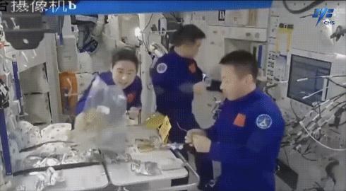 神舟十四號(hào)航天員在軌品嘗美食。圖片來源：中國載人航天工程辦公室官方微信