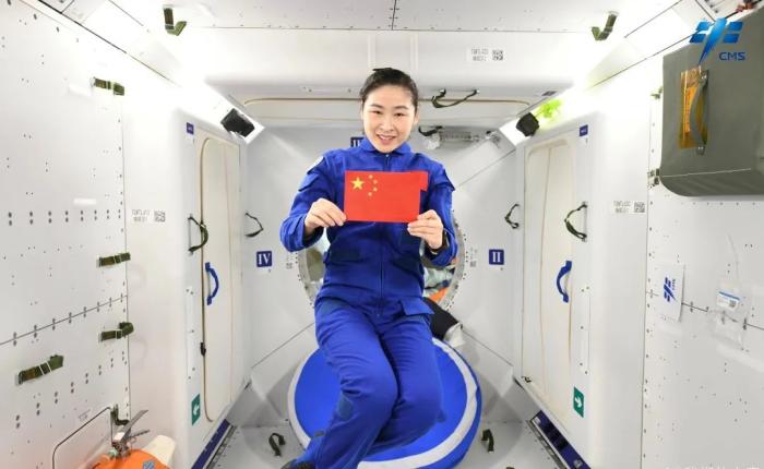 航天員劉洋背后是問天實(shí)驗(yàn)艙睡眠區(qū)。圖片來源：中國載人航天工程辦公室官方微信