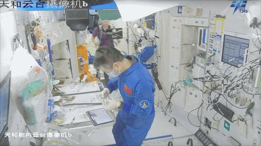 開展水樣微生物檢測(cè)。圖片來源：中國載人航天工程辦公室官方微信