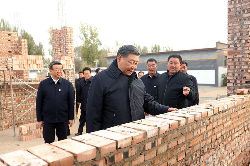 2023年11月10日，習(xí)近平總書記在河北保定涿州市刁窩鎮(zhèn)萬全莊村房屋重建施工現(xiàn)場(chǎng)考察。