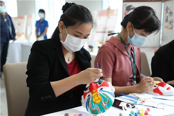 展覽會(huì)現(xiàn)場(chǎng)，泰國民眾體驗(yàn)畫臉譜。人民網(wǎng)記者 趙益普攝