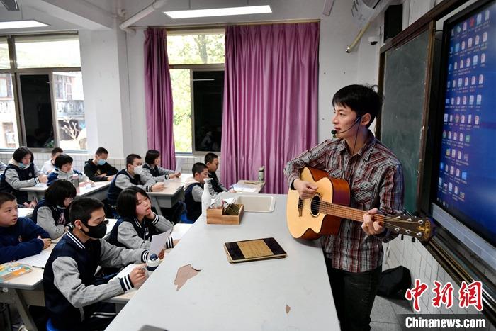 圖為3月16日，張家豪在福建福州延安中學教學。 <a target='_blank' href='/'><p  align=