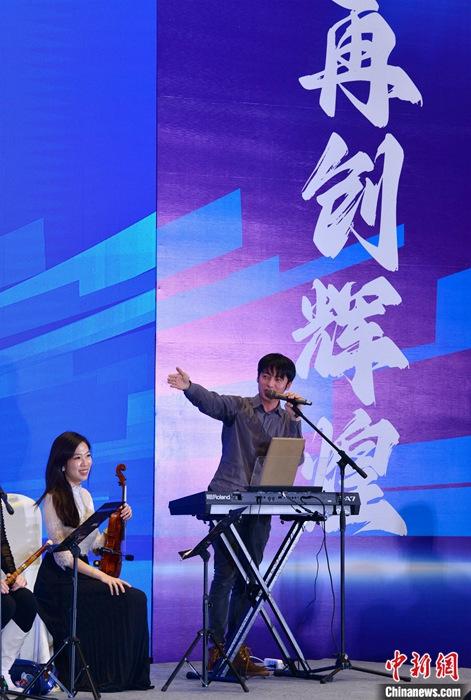 圖為3月9日，福建福州，張家豪(右)與林佳臻在臺上演出。 <a target='_blank' href='/'><p  align=