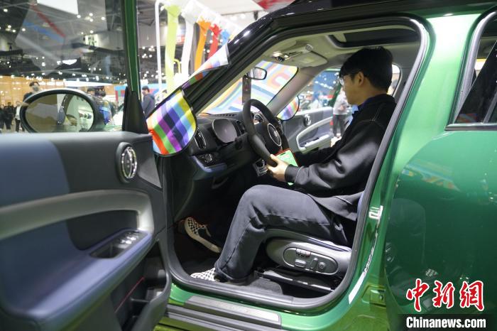 圖為觀眾在展會試駕車輛?！⑿?攝