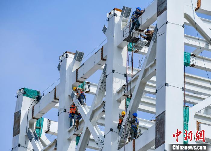 圖為海南商業(yè)航天發(fā)射場1號工位建設現(xiàn)場，工人正緊鑼密鼓施工?！●樤骑w 攝