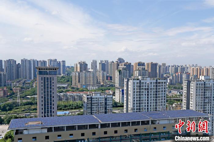 圖為輝騰能源在重慶市九龍坡區(qū)留學(xué)生創(chuàng)業(yè)園屋頂建設(shè)的光伏發(fā)電示范項(xiàng)目?！∈茉L(fǎng)企業(yè)供圖