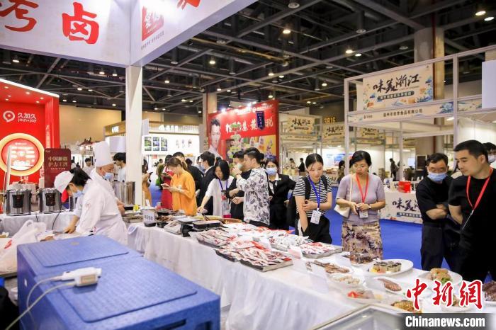 活動現(xiàn)場人頭攢動?！≌憬∩虅?wù)廳 供圖