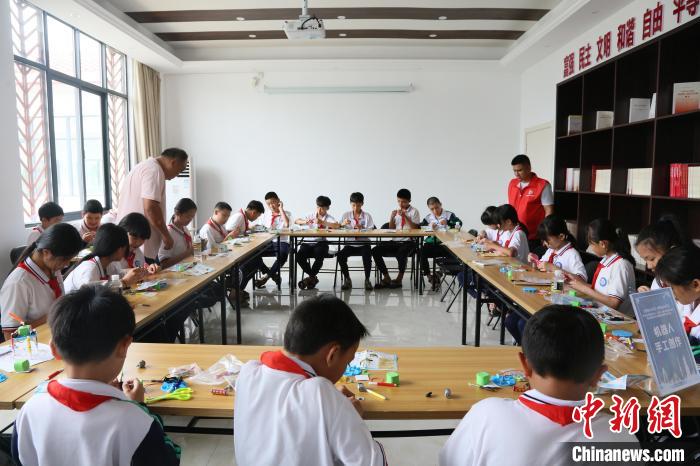 4月24日，中國航天日主題活動海南文昌分會場開展航天機器人手工創(chuàng)作體驗課?！》钊?攝