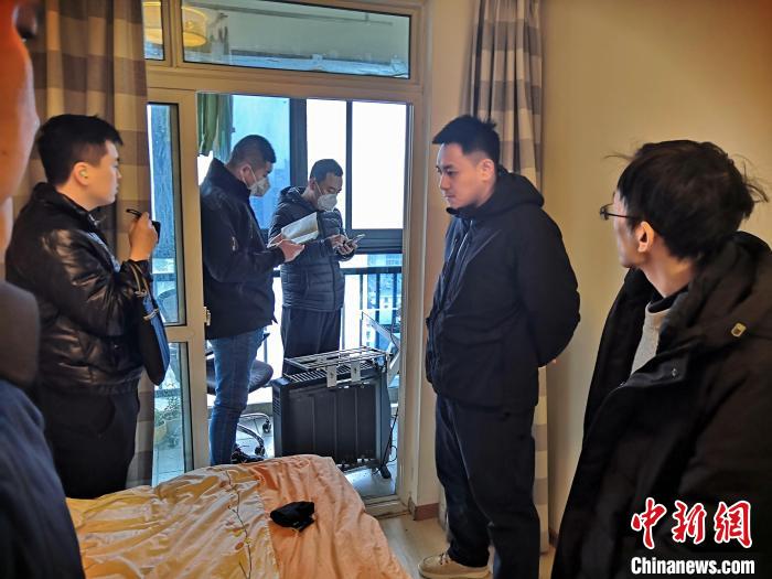 丹東市公安局民警抓捕犯罪嫌疑人，在其家中進(jìn)行搜查?！〉|市公安局供圖