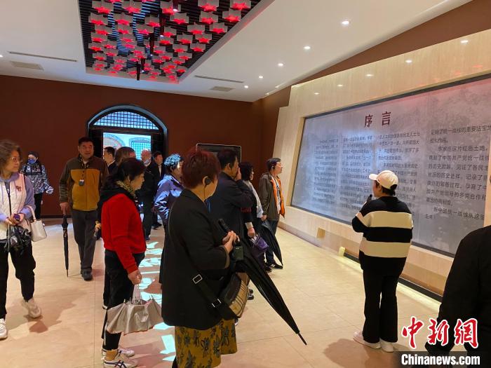 中共中央統(tǒng)戰(zhàn)部舊址里參觀者絡(luò)繹不絕。　李曉偉 攝