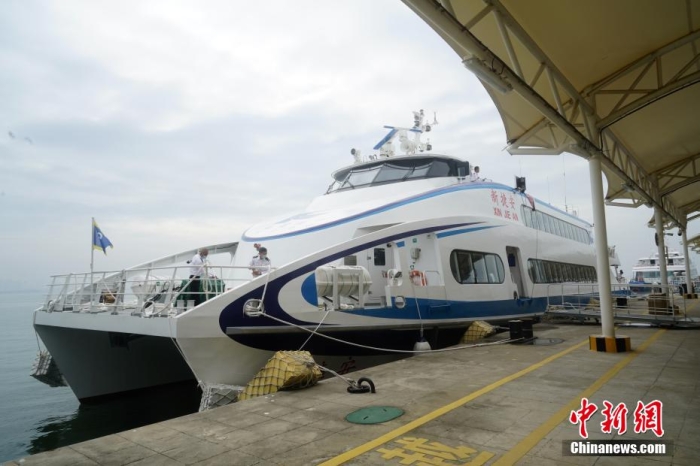 5月3日，“新捷安”輪載著157名乘客從廈門啟航前往金門，這是“新捷安”輪入列廈金航線后的首個(gè)航班。廈門海事局執(zhí)法人員對船舶進(jìn)行了全面的開航前檢查，確保首航安全?！靶陆莅病陛喛傞L43米、船寬10.5米、型深3.61米，載客量350人，是現(xiàn)有廈金客運(yùn)航線參營客船中載客定額最大的雙體穿浪高速客船，用以替換原有的“捷安”輪。福建海事 供圖