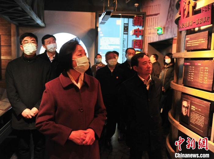 臺盟中央主席蘇輝近日率調(diào)研組赴吉林開展重點考察調(diào)研。圖為在長影舊址博物館考察吉林特色文化產(chǎn)業(yè)發(fā)展?！「啐埌?攝