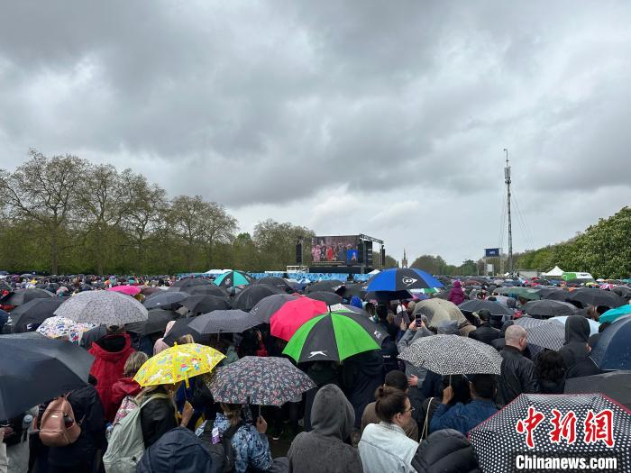 當(dāng)?shù)貢r(shí)間5月6日，英國(guó)國(guó)王查爾斯三世的加冕儀式舉行。民眾雨中觀看儀式?！W陽(yáng)開(kāi)宇 攝