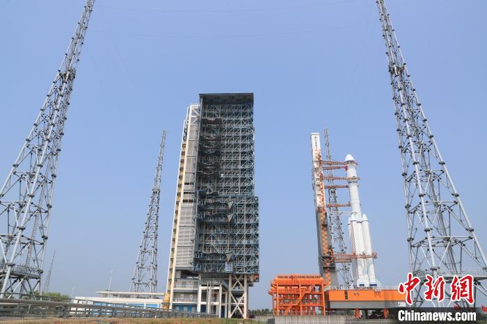 北京時間5月7日，天舟六號貨運飛船與長征七號遙七運載火箭組合體垂直轉運至發(fā)射區(qū)?！∏窳④?黃國暢 攝