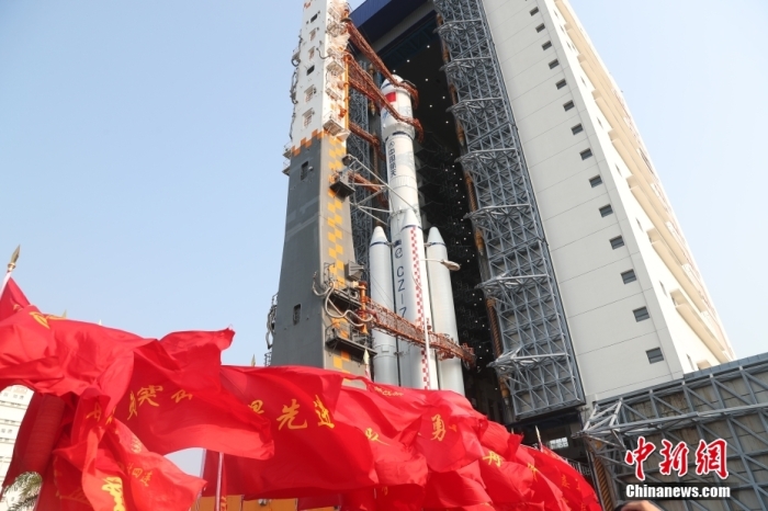 圖為轉(zhuǎn)運(yùn)現(xiàn)場。攝影 邱立軍 黃國暢