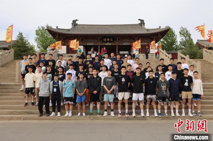 比賽結(jié)束后，兩岸學生參訪高平炎帝陵?！≈鬓k方供圖