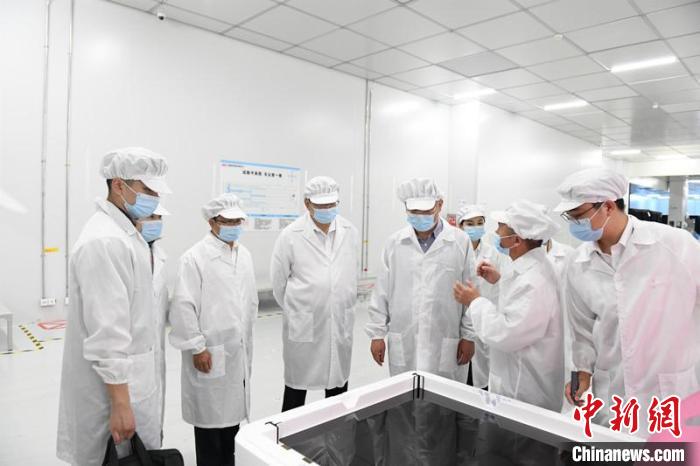 圖為蔡達(dá)峰一行在惠科電子(北海)科技產(chǎn)業(yè)園調(diào)研?！×趾?攝