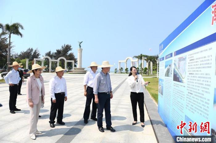 圖為蔡達(dá)峰一行了解北海銀灘景區(qū)改造提升工程情況?！×趾?攝
