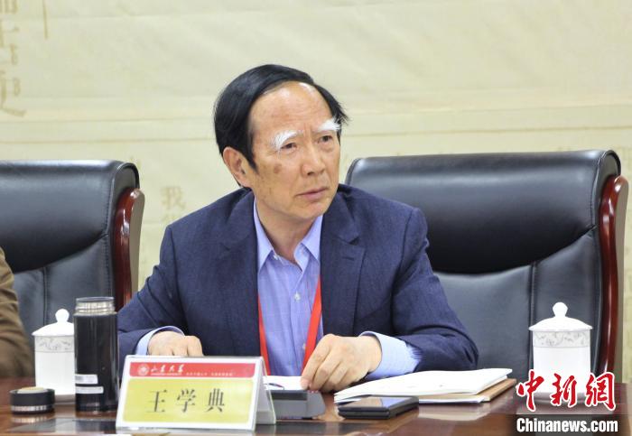 山東大學(xué)儒學(xué)高等研究院執(zhí)行院長(zhǎng)、《文史哲》雜志主編王學(xué)典主持首場(chǎng)主題發(fā)言?！≮w曉 攝