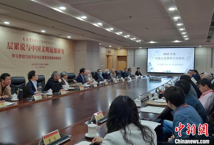 2022年度“中國(guó)人文學(xué)術(shù)十大熱點(diǎn)”在現(xiàn)場(chǎng)發(fā)布?！≮w曉 攝