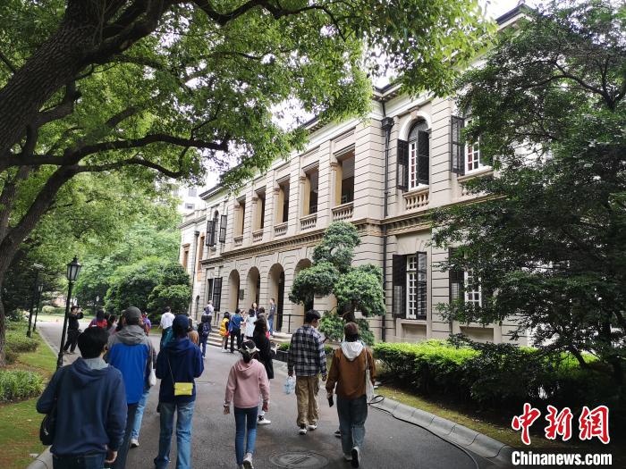 新階層人士參觀英國駐滬領(lǐng)事館?！》队畋?攝