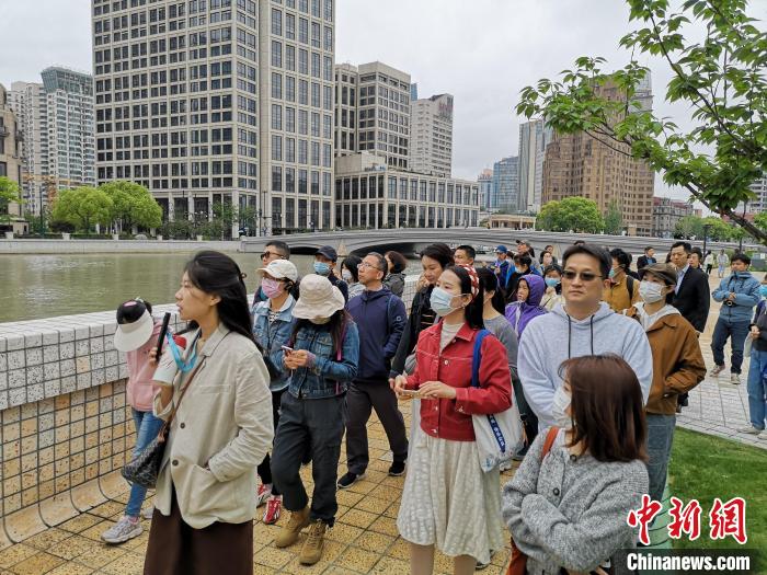 新階層人士走讀黃浦蘇州河沿岸?！》队畋?攝